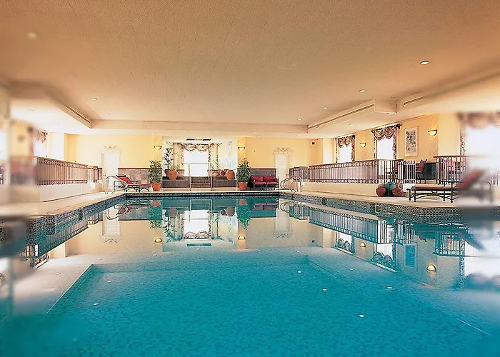 מלון Nuremore & Country Club